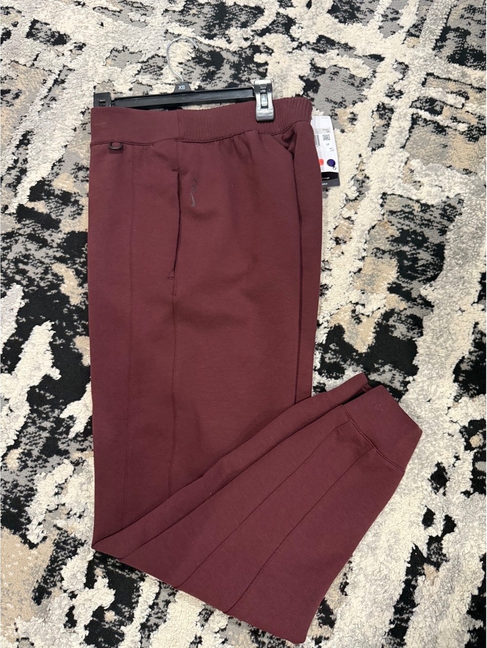 NWT Women’s Nike 24/7 joggers